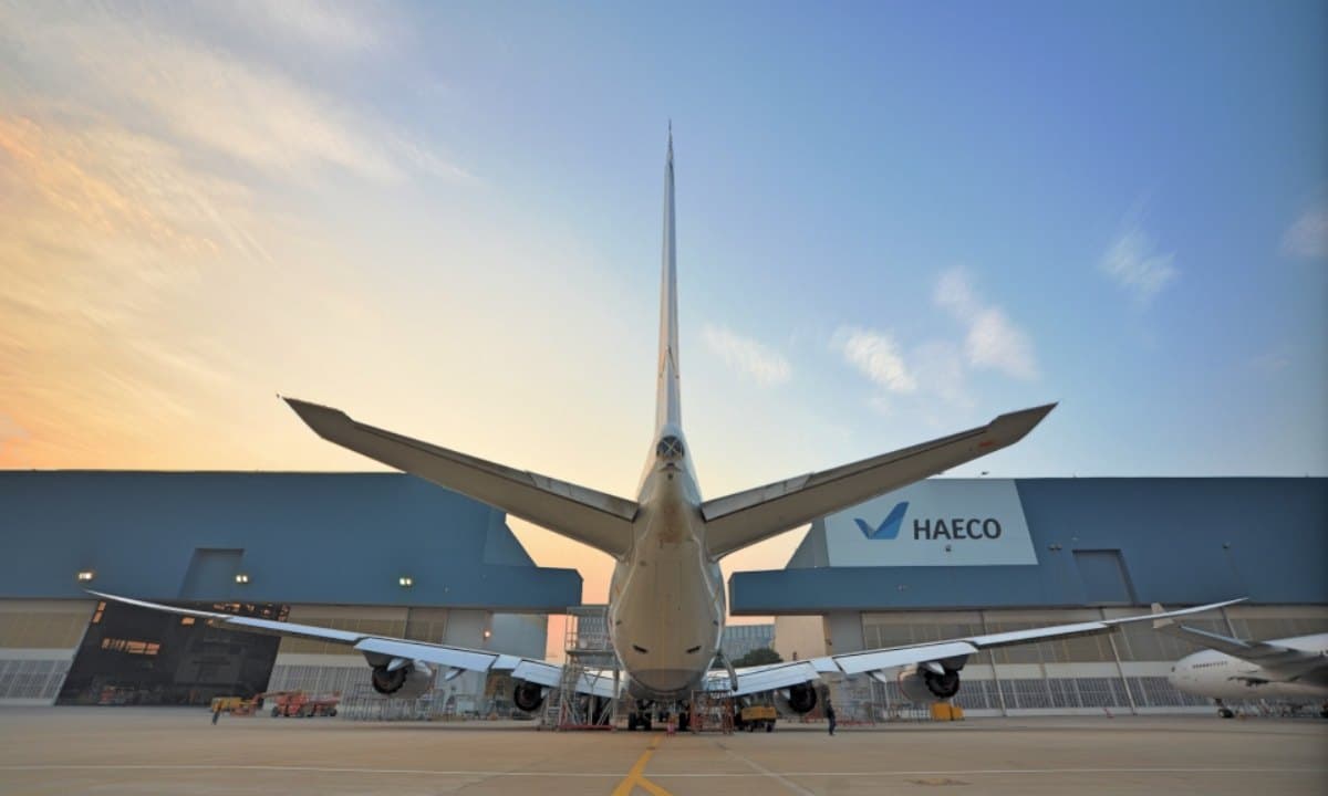 Đuôi tàu bay lúc hoàng hôn trước hangar bảo dưỡng HAECO
